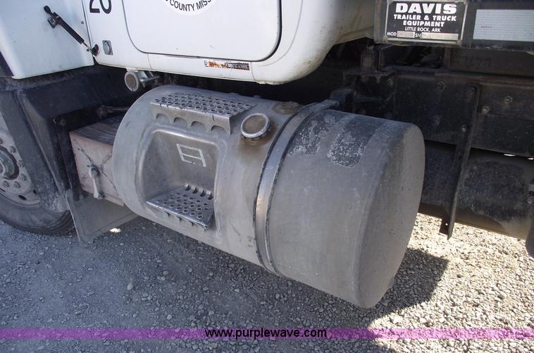 image for item C5715 1999 Mack RD688S dump truck