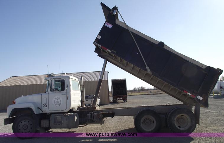 image for item C5715 1999 Mack RD688S dump truck
