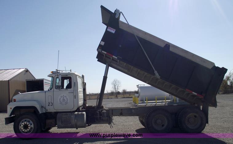 image for item C5716 1999 Mack RD688S dump truck