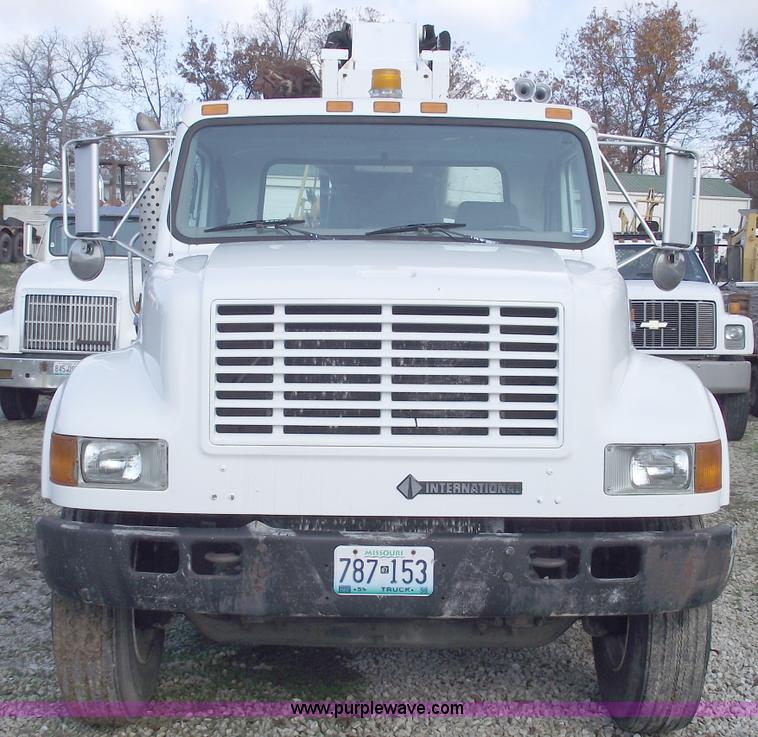 image for item C5752 1998 International 4900 bucket/auger truck