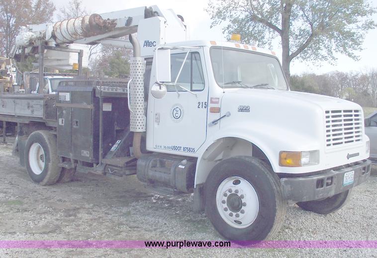 image for item C5752 1998 International 4900 bucket/auger truck