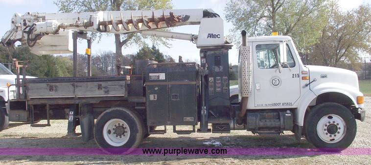 image for item C5752 1998 International 4900 bucket/auger truck