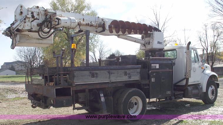 image for item C5752 1998 International 4900 bucket/auger truck