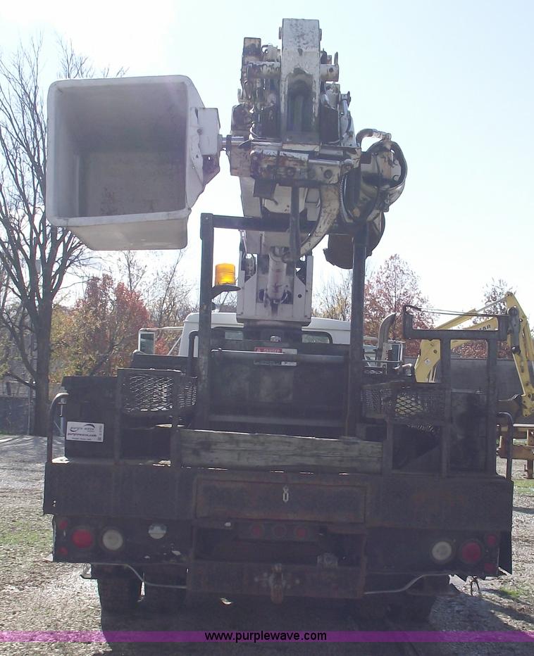 image for item C5752 1998 International 4900 bucket/auger truck