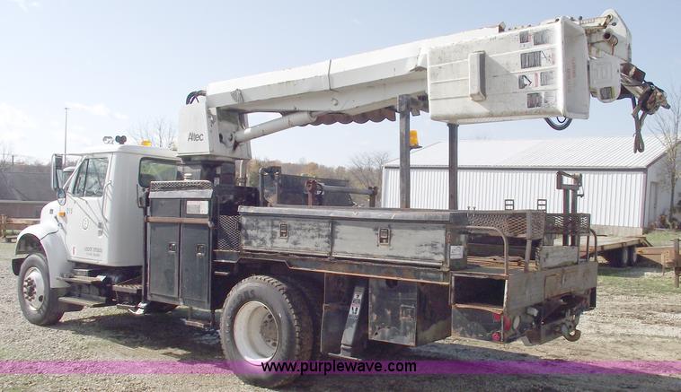 image for item C5752 1998 International 4900 bucket/auger truck