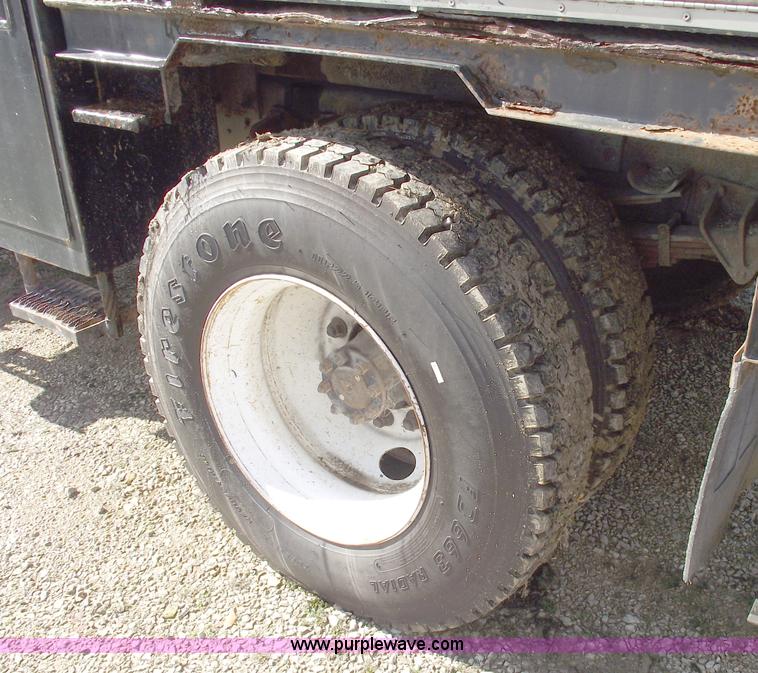 image for item C5752 1998 International 4900 bucket/auger truck