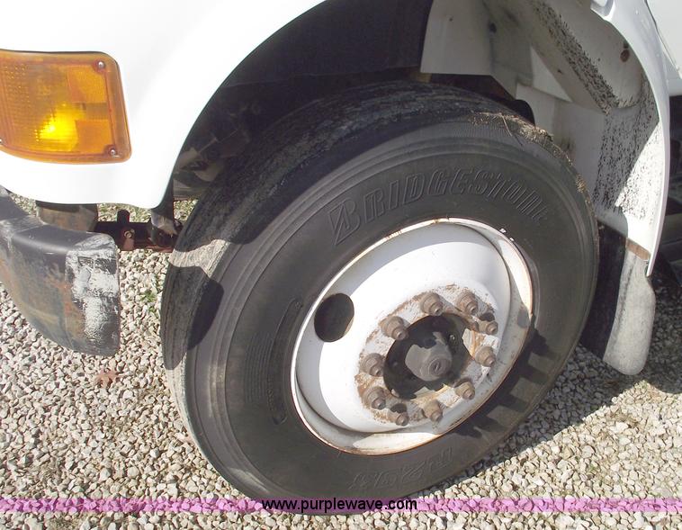 image for item C5752 1998 International 4900 bucket/auger truck