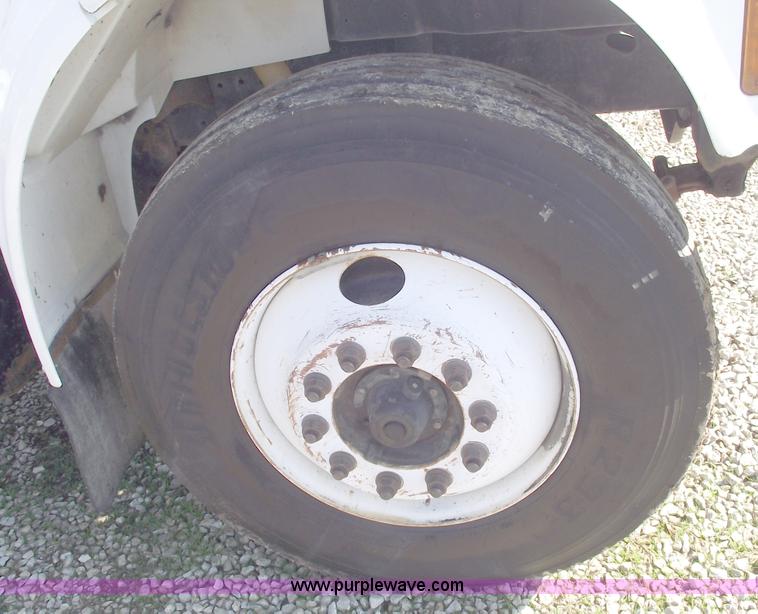 image for item C5752 1998 International 4900 bucket/auger truck