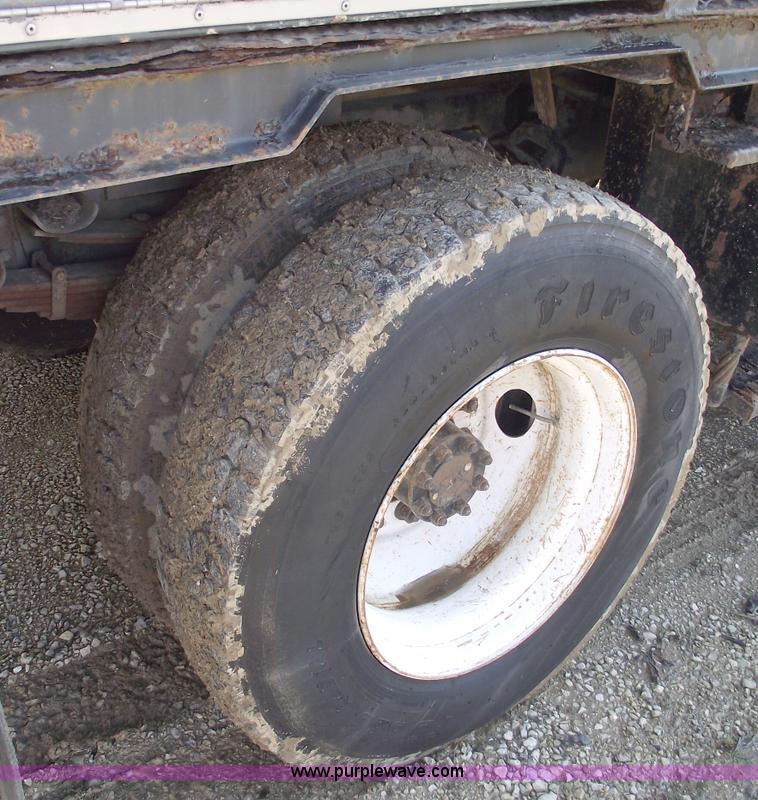 image for item C5752 1998 International 4900 bucket/auger truck