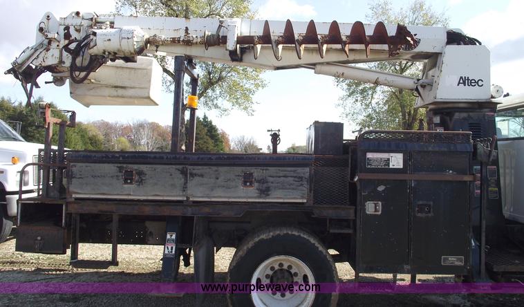image for item C5752 1998 International 4900 bucket/auger truck