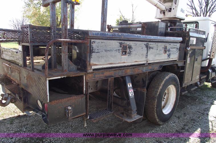 image for item C5752 1998 International 4900 bucket/auger truck