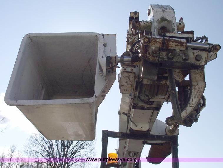 image for item C5752 1998 International 4900 bucket/auger truck