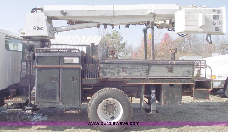 image for item C5752 1998 International 4900 bucket/auger truck