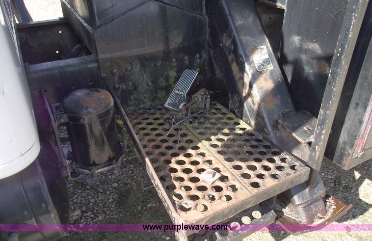 image for item C5752 1998 International 4900 bucket/auger truck