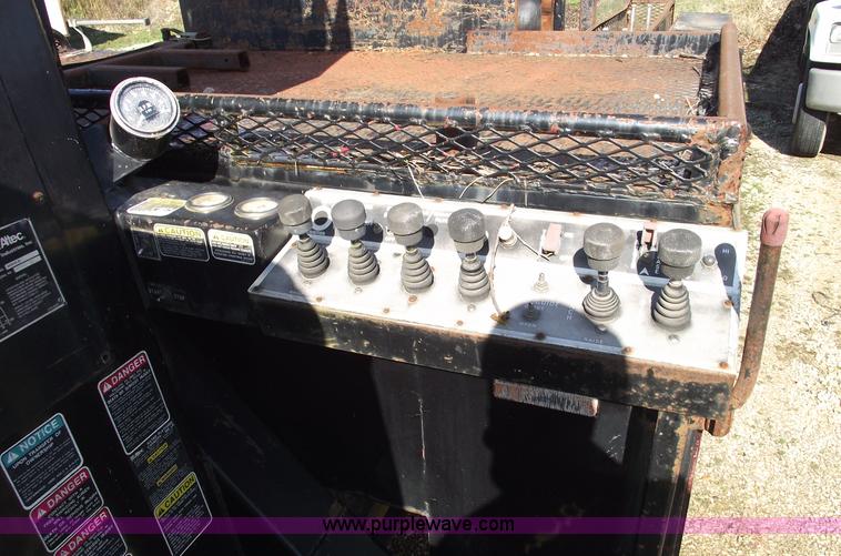 image for item C5752 1998 International 4900 bucket/auger truck