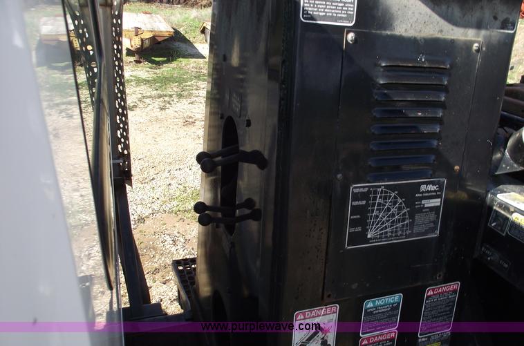 image for item C5752 1998 International 4900 bucket/auger truck