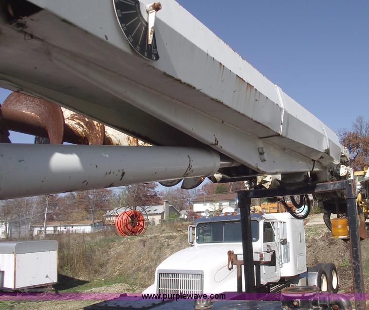 image for item C5752 1998 International 4900 bucket/auger truck