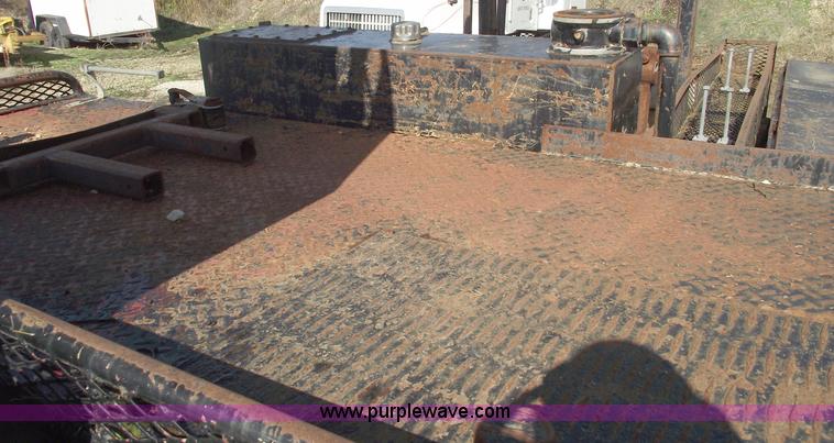 image for item C5752 1998 International 4900 bucket/auger truck