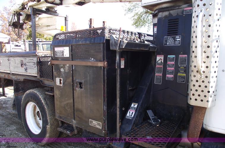 image for item C5752 1998 International 4900 bucket/auger truck