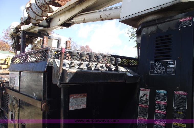 image for item C5752 1998 International 4900 bucket/auger truck