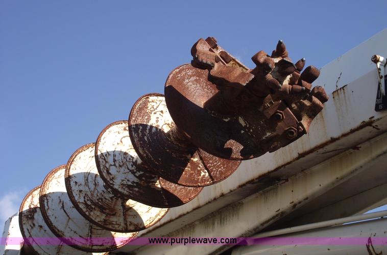 image for item C5752 1998 International 4900 bucket/auger truck