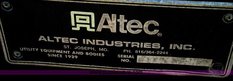 image for item C5752 1998 International 4900 bucket/auger truck