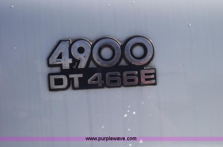 image for item C5752 1998 International 4900 bucket/auger truck