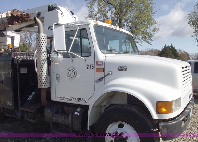 image for item C5752 1998 International 4900 bucket/auger truck