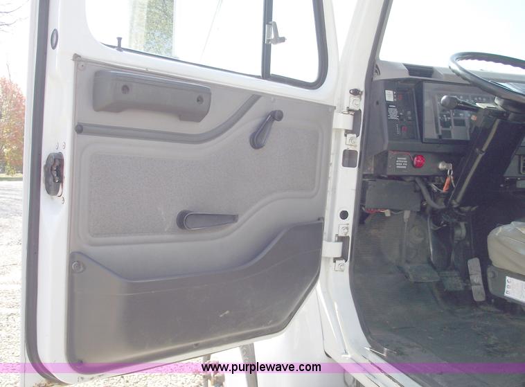 image for item C5752 1998 International 4900 bucket/auger truck