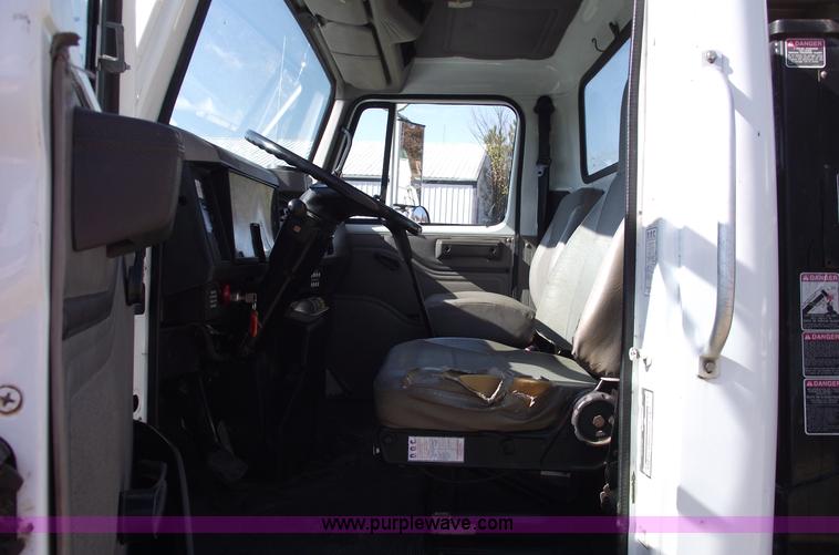 image for item C5752 1998 International 4900 bucket/auger truck