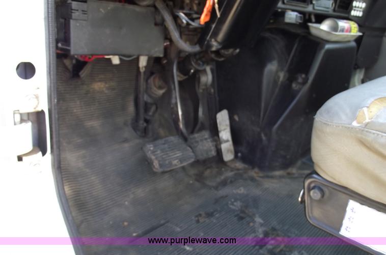 image for item C5752 1998 International 4900 bucket/auger truck