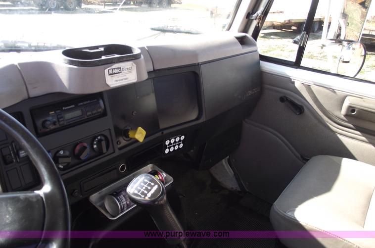 image for item C5752 1998 International 4900 bucket/auger truck