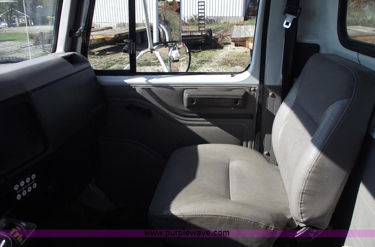 image for item C5752 1998 International 4900 bucket/auger truck