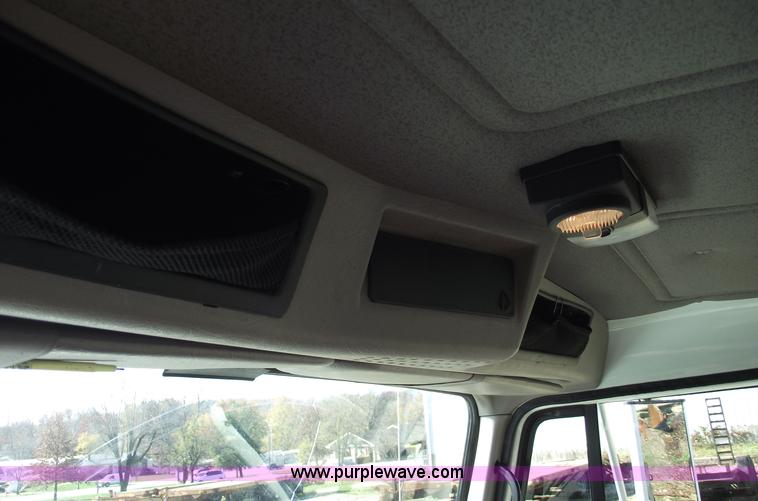 image for item C5752 1998 International 4900 bucket/auger truck