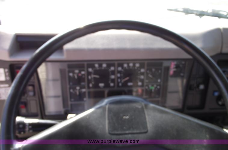 image for item C5752 1998 International 4900 bucket/auger truck