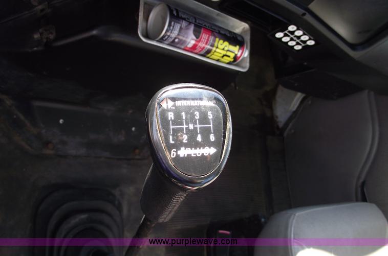 image for item C5752 1998 International 4900 bucket/auger truck