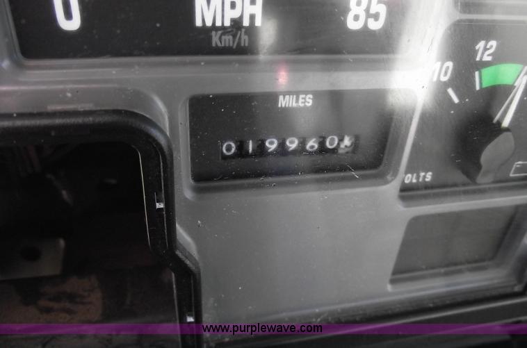 image for item C5752 1998 International 4900 bucket/auger truck