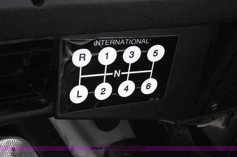 image for item C5752 1998 International 4900 bucket/auger truck