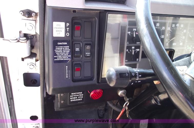 image for item C5752 1998 International 4900 bucket/auger truck