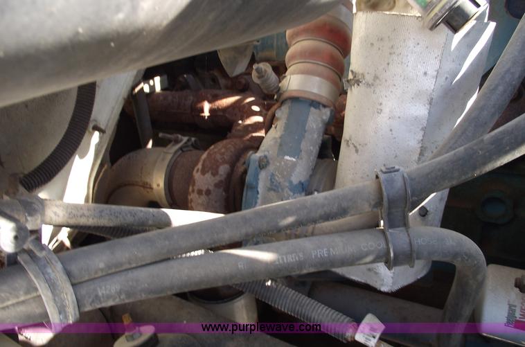 image for item C5752 1998 International 4900 bucket/auger truck