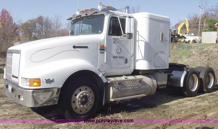 image for item C5753 1993 International 9400 Eagle semi truck