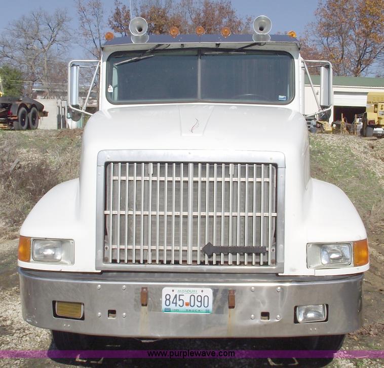 image for item C5753 1993 International 9400 Eagle semi truck
