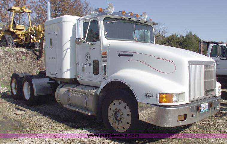 image for item C5753 1993 International 9400 Eagle semi truck