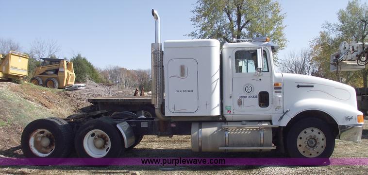 image for item C5753 1993 International 9400 Eagle semi truck