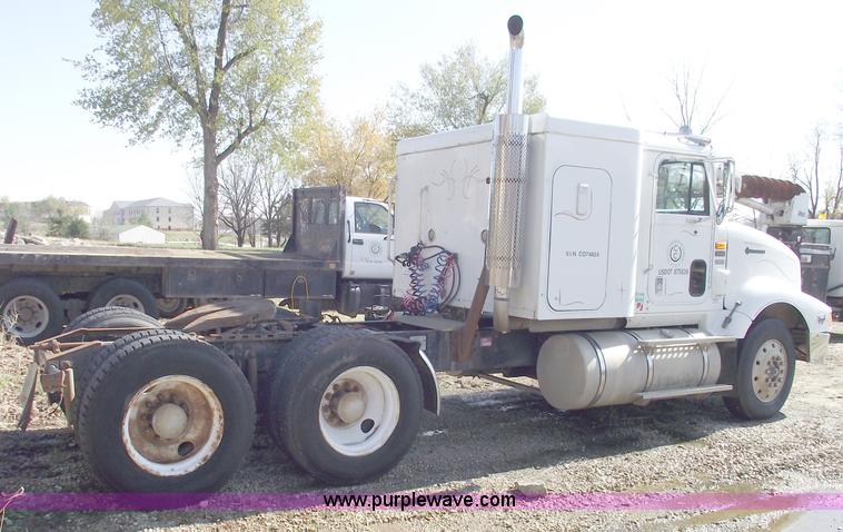 image for item C5753 1993 International 9400 Eagle semi truck