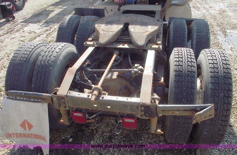 image for item C5753 1993 International 9400 Eagle semi truck