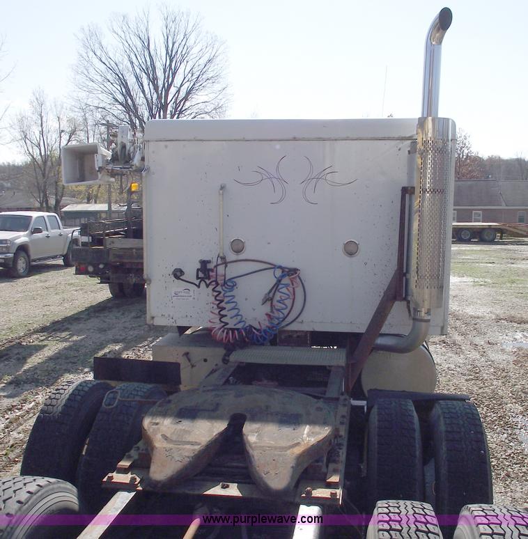 image for item C5753 1993 International 9400 Eagle semi truck