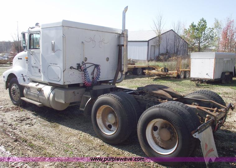 image for item C5753 1993 International 9400 Eagle semi truck