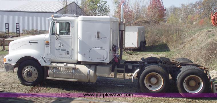 image for item C5753 1993 International 9400 Eagle semi truck