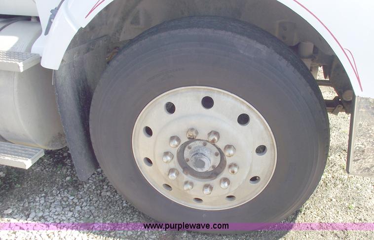 image for item C5753 1993 International 9400 Eagle semi truck